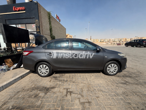 Toyota Yaris 2015 Gray Automatic Used for Sale in Cairo - 2