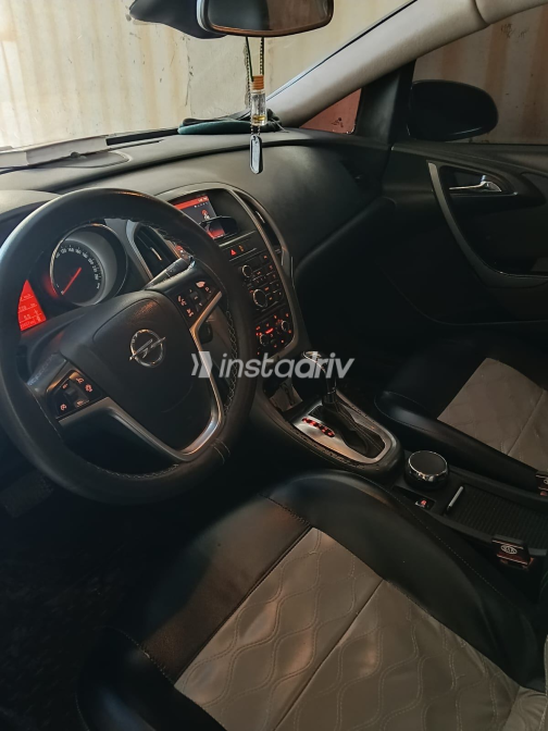 Opel Astra 2017 Green Automatic Used for Sale in Heliopolis - 5