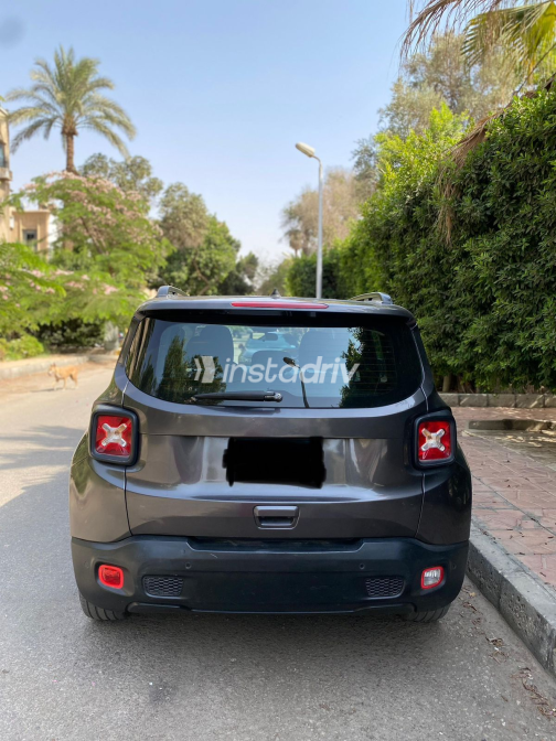 جيب رينيجيد 2018 رمادي غامق أوتوماتيك مستعملة للبيع في المعادى - 2