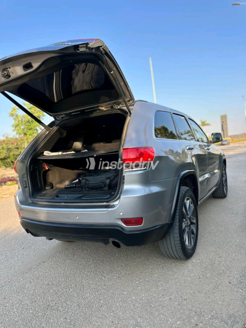 Jeep Grand Cherokee 2018 Gray Automatic Used for Sale in Giza - 8