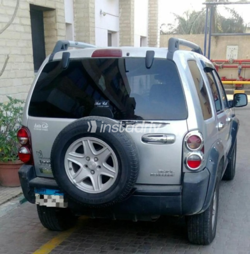 Jeep Cherokee 2005 Silver Automatic Used for Sale in Cairo - 1