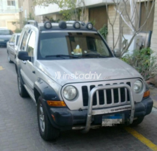 Jeep Cherokee 2005 Silver Automatic Used for Sale in Cairo - 2