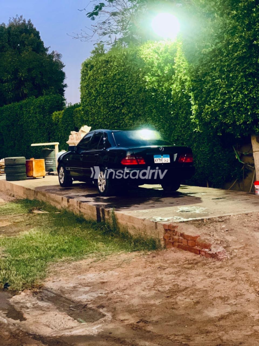 Mercedes E 240 1998 Black Automatic Used for Sale in Giza - 1