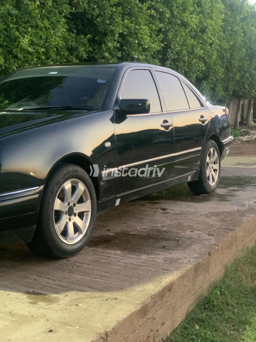 Mercedes E 240 1998 Black Automatic Used for Sale in Giza - 2