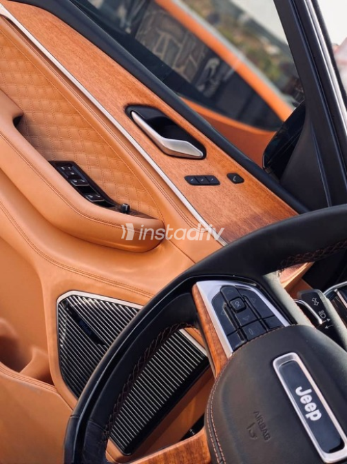 Jeep Grand Cherokee 2023 Gray Automatic Used for Sale in Cairo - 7