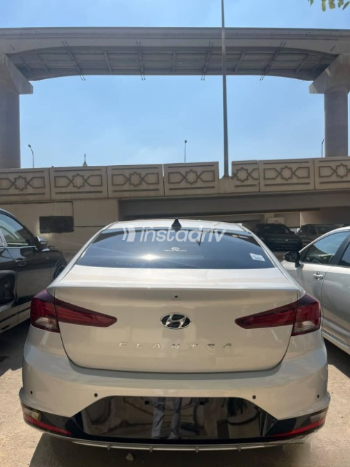 Hyundai Elantra 2027 Silver Automatic New for Sale in Cairo - 3