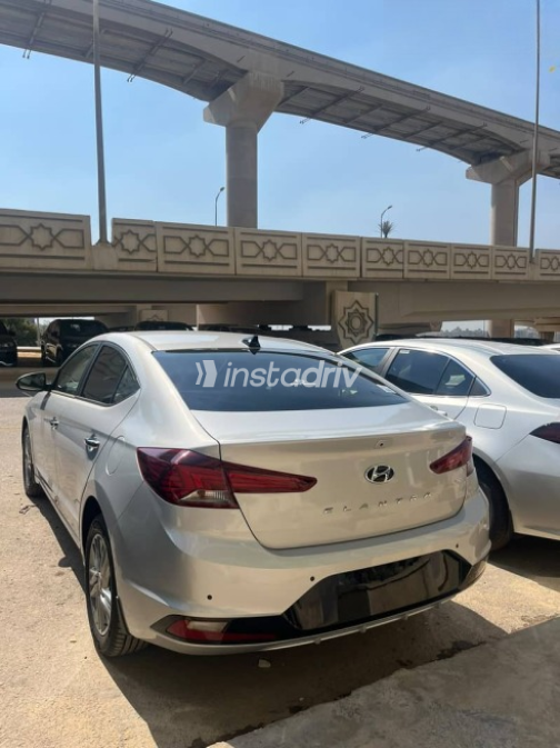Hyundai Elantra 2027 Silver Automatic New for Sale in Cairo - 4