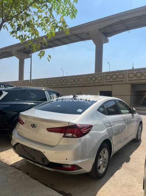 Hyundai Elantra 2027 Silver Automatic New for Sale in Cairo - 5