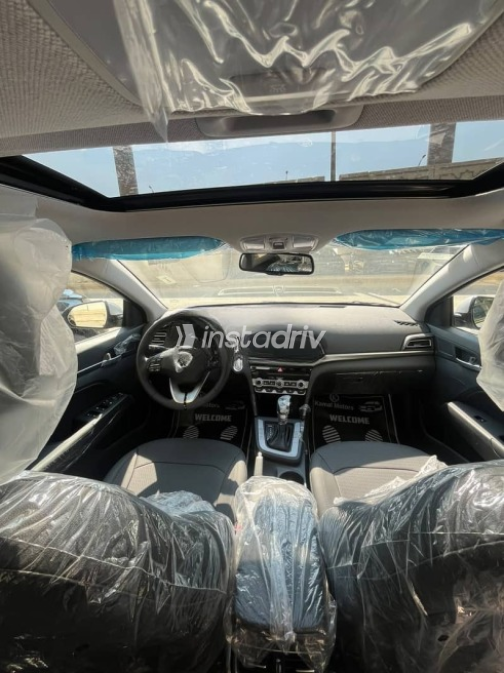 Hyundai Elantra 2027 Silver Automatic New for Sale in Cairo - 8