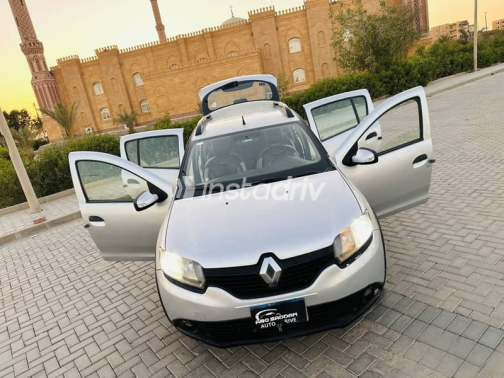 Renault Sandero Step Way 2017 Silver Automatic Used for Sale in Cairo - 1