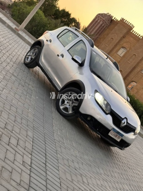 Renault Sandero Step Way 2017 Silver Automatic Used for Sale in Cairo - 2