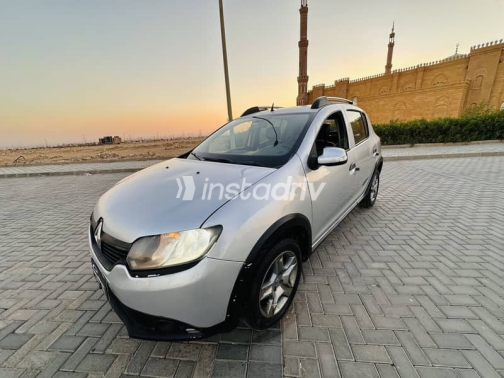 Renault Sandero Step Way 2017 Silver Automatic Used for Sale in Cairo - 3