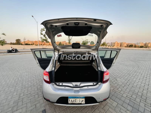 Renault Sandero Step Way 2017 Silver Automatic Used for Sale in Cairo - 4