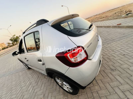 Renault Sandero Step Way 2017 Silver Automatic Used for Sale in Cairo - 6