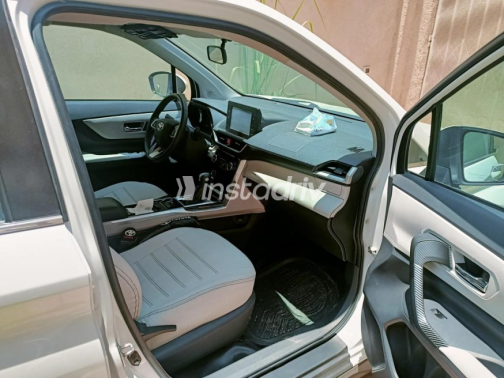 Toyota Veloz 2023 White Automatic Used for Sale in Giza - 10