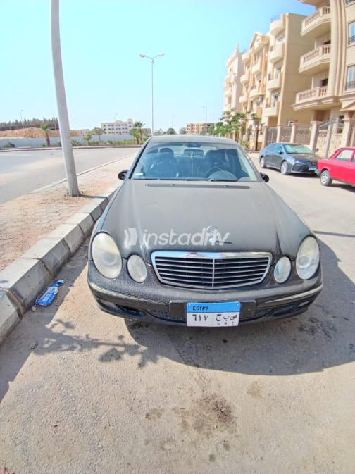 Mercedes E 240 2003 Black Automatic Used for Sale in Cairo - 4