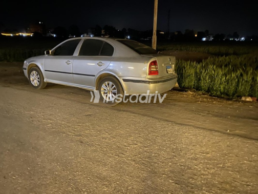 سكودا اوكتافيا A4 2004 فضي أوتوماتيك مستعملة للبيع في العاشر من رمضان - 2