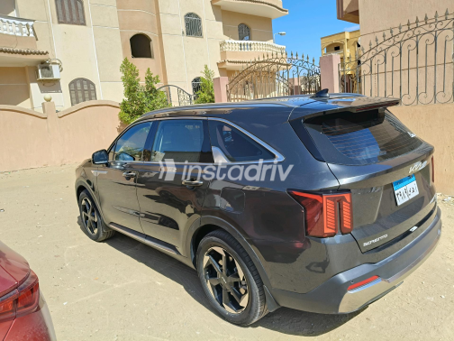 كيا سورينتو 2024 رمادي غامق أوتوماتيك مستعملة للبيع في العاشر من رمضان - 4