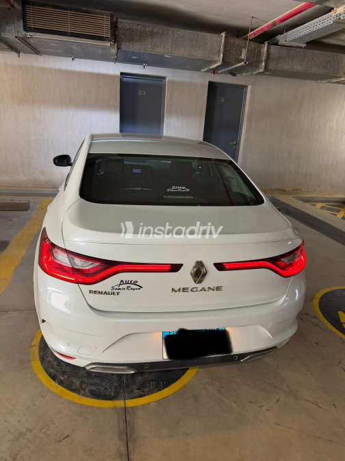 رينو ميجان 2022 أبيض CVT مستعملة للبيع في الجيزة - 1