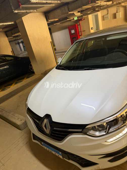 رينو ميجان 2022 أبيض CVT مستعملة للبيع في الجيزة - 2