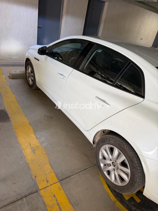 رينو ميجان 2022 أبيض CVT مستعملة للبيع في الجيزة - 3