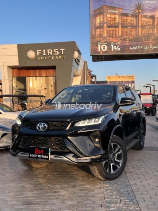 Toyota Fortuner 2023 Black Automatic Used for Sale in Sheikh Zayed City - 2