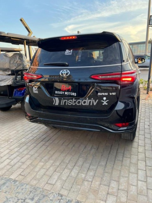 Toyota Fortuner 2023 Black Automatic Used for Sale in Sheikh Zayed City - 7