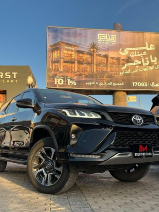 تويوتا فورتشنر 2023 أسود أوتوماتيك مستعملة للبيع في مدينة الشيخ زايد