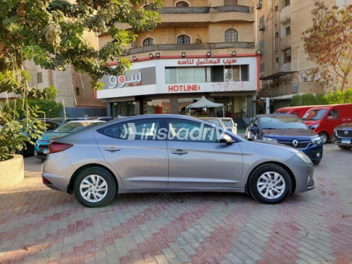 هيونداي إلنترا 2019 فضي أوتوماتيك مستعملة للبيع في المعادى - 3