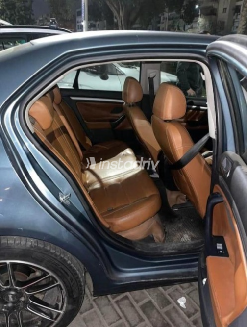 Volkswagen Jetta 2010 Dark Gray Manual Used for Sale in Cairo - 3