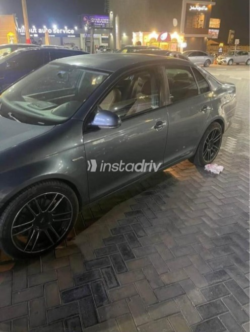 Volkswagen Jetta 2010 Dark Gray Manual Used for Sale in Cairo - 5