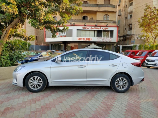 Hyundai Elantra 2025 Silver Automatic Used for Sale in Cairo - 2