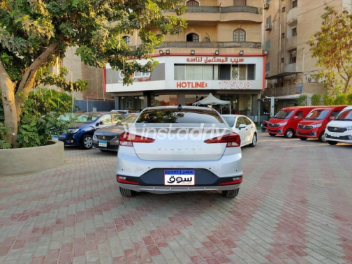 Hyundai Elantra 2025 Silver Automatic Used for Sale in Cairo - 4