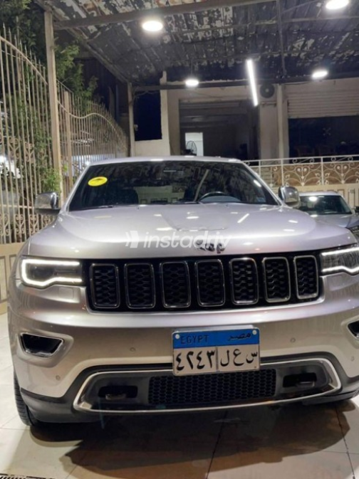 Jeep Grand Cherokee 2022 Silver Automatic Used for Sale in Qalyubia - 3