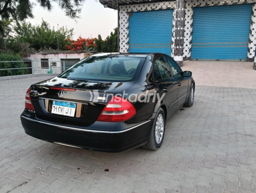 Mercedes E 240 2003 Black Automatic Used for Sale in Warraq - 7