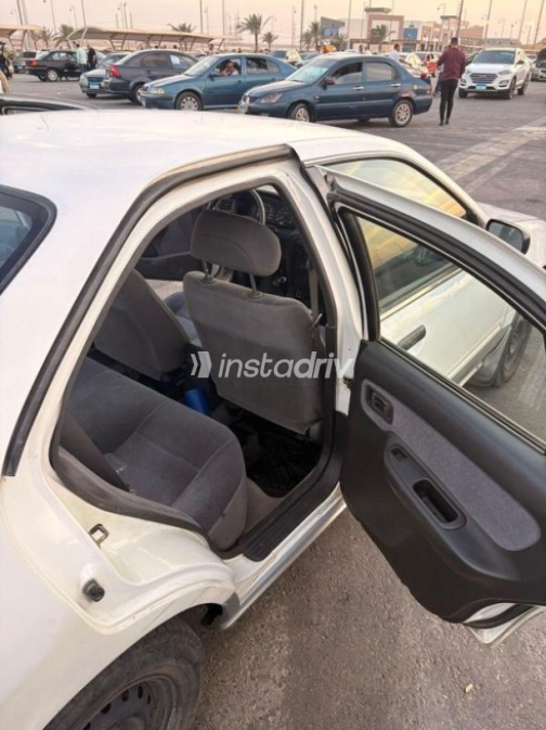 Nissan Sunny 2000 White Manual Used for Sale in Nasr city - 5