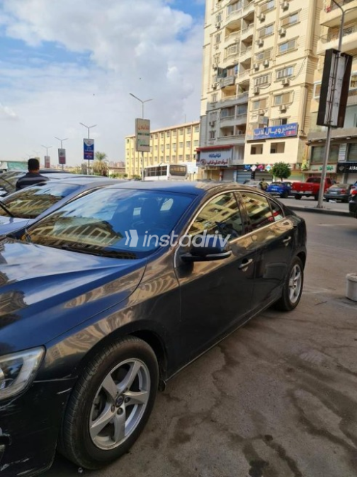 فولفو S60 2015 بترولي أوتوماتيك مستعملة للبيع في القاهرة - 2
