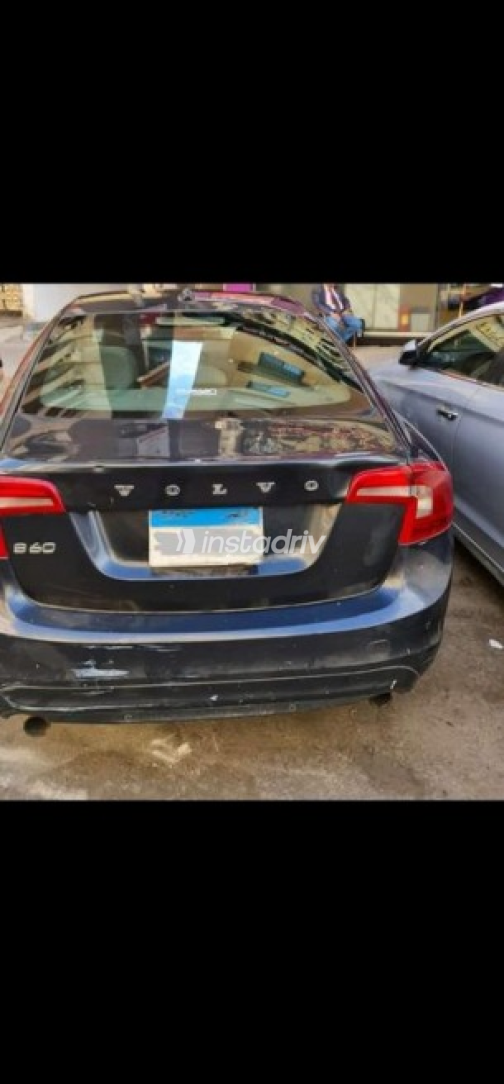 فولفو S60 2015 بترولي أوتوماتيك مستعملة للبيع في القاهرة - 3