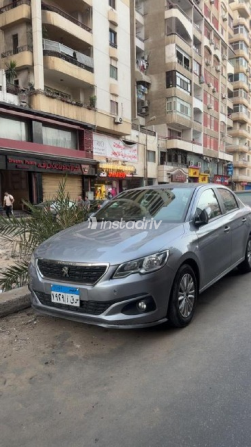 بيجو 301 2018 فضي أوتوماتيك مستعملة للبيع في الإسكندرية - 1