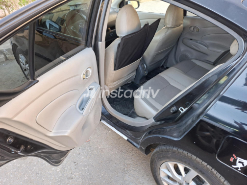 نيسان صنى 2019 أسود أوتوماتيك مستعملة للبيع في العاشر من رمضان - 3