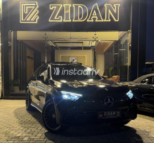 مرسيدس GLC 300 2025 أسود أوتوماتيك مستعملة للبيع في مدينة الشيخ زايد - 2