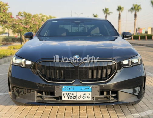 بي ام دبليو 520 2026 أسود أوتوماتيك مستعملة للبيع في مدينة الشيخ زايد - 1