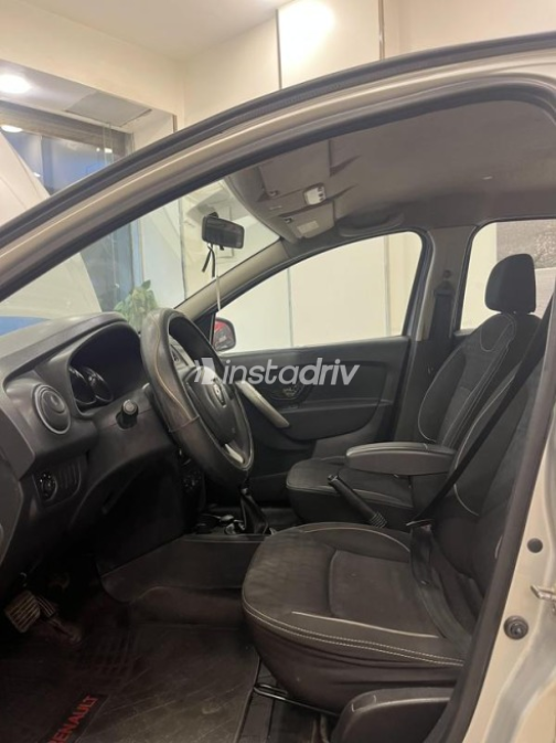 Renault Logan 2017 Silver Automatic Used for Sale in El Haram - 7