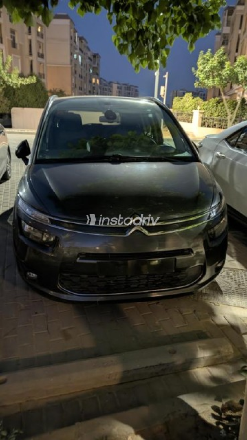 Citroën C4 Grand Picasso 2017 White Automatic Used for Sale in Greater Cairo ( Cairo + Giza) - 4