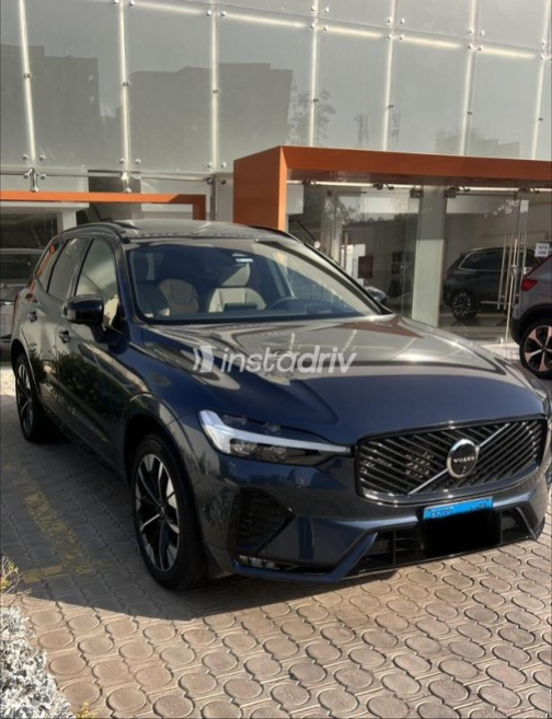فولفو XC60 2026 أزرق غامق أوتوماتيك مستعملة للبيع في المعادى - 3