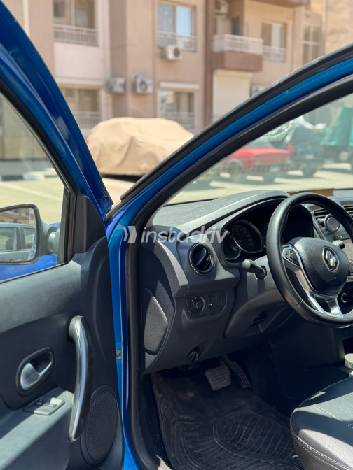 Renault Sandero Step Way 2019 Blue Automatic Used for Sale in Cairo - 9