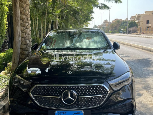 مرسيدس E 200 2024 أسود أوتوماتيك مستعملة للبيع في القاهرة - 3