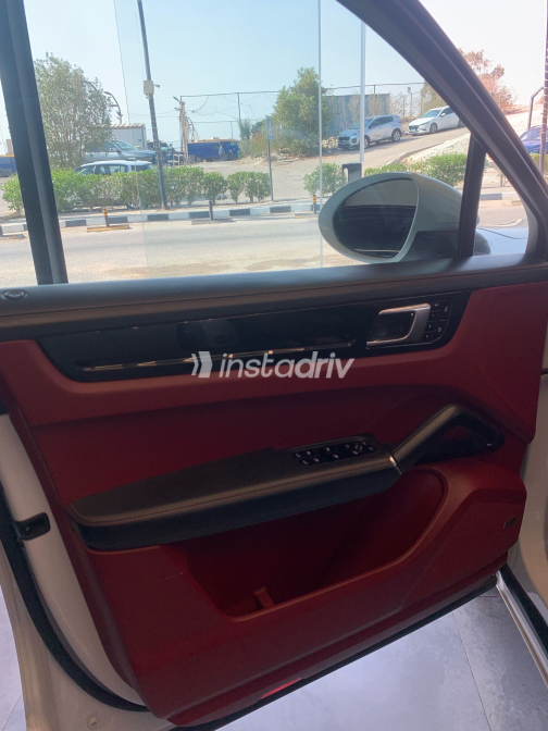 Porsche Cayenne S 2021 White Automatic Used for Sale in Cairo - 9