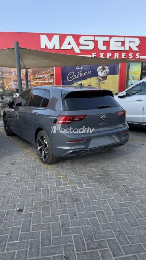 فولكس فاغن جولف 8 2025 رمادي غامق أوتوماتيك مستعملة للبيع في مدينة الشيخ زايد - 2