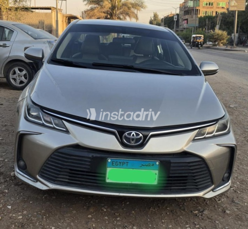 تويوتا كورولا 2020 ذهبي أوتوماتيك مستعملة للبيع في حلوان - 2